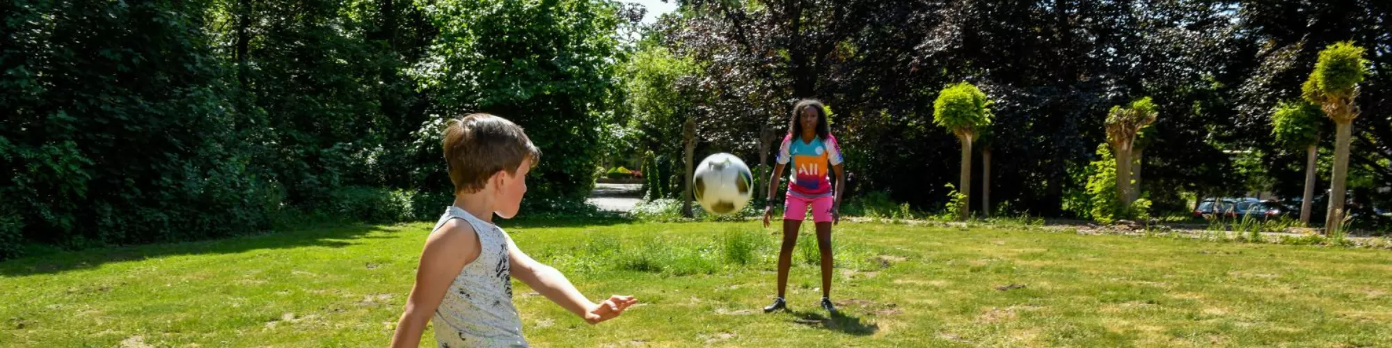 Twee kinderen aan het voetballen