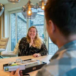 Man en vrouw aan tafel praten