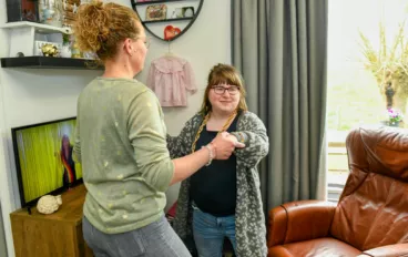 Vrouw en meisje met beperking dansen