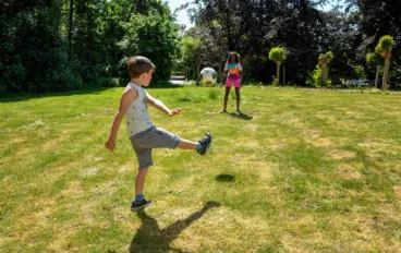 Twee kinderen aan het voetballen