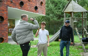 Jongere met 2 begeleiders hebben samen plezier.