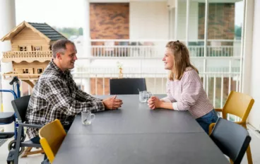 Man en vrouw overleggen aan tafel