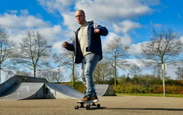 Cliënt met autisme is aan het skaten