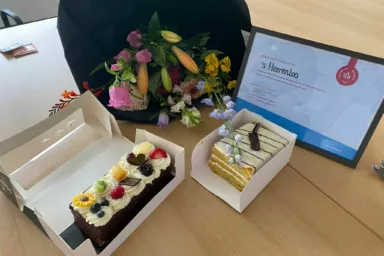 Bloemen en taart bij certificaat keurmerk Hersenz